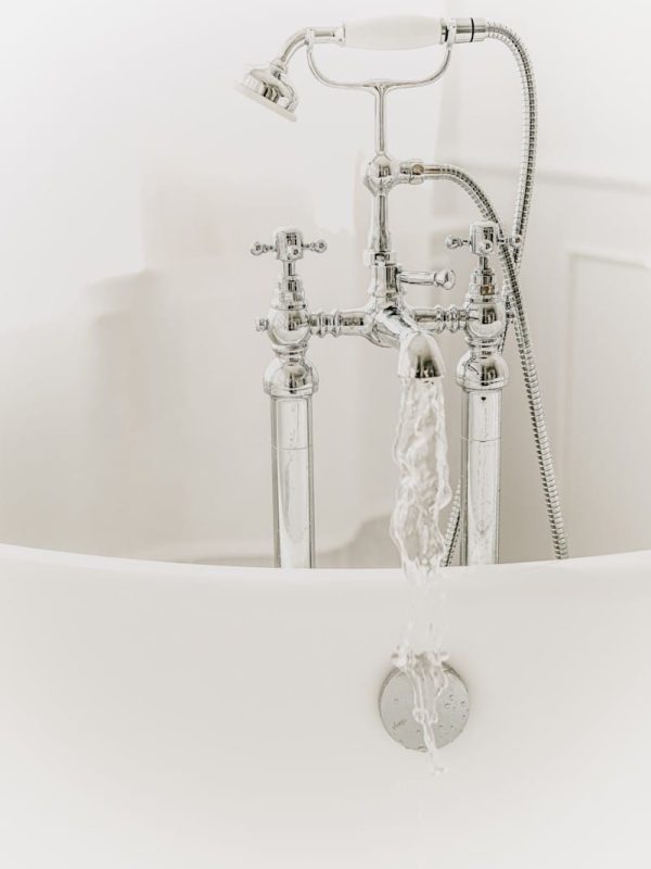 Eau qui coule dans une baignoire